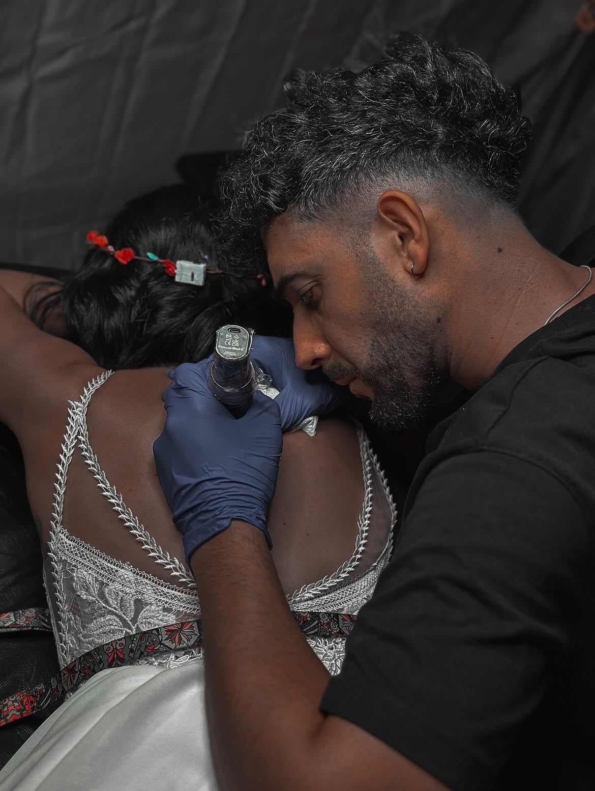 Fundador y Artista de Jnos Tattoo en pleno proceso creativo
